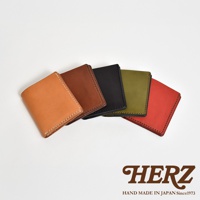 HERZ 品牌手作薄型皮革卡片鈔票夾，共有五種顏色，標有「HAND MADE IN JAPAN Since1973」字樣