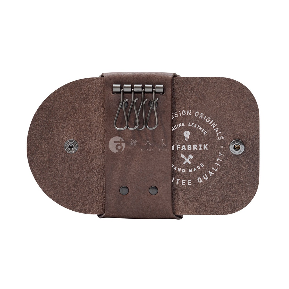 FABRIK 品牌皮革卡片鑰匙收納包，有著圓潤的棕色皮革外觀，內含五個金屬鑰匙鉤，表面印有品牌標誌、燈泡圖案、交叉鑰匙圖案以及「DESIGN ORIGINALS GENUINE LEATHER FABRIK HAND MADE QUALITY」等字樣。