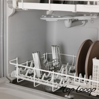 白色的伸縮式可攜不鏽鋼瀝水架，內部裝有兩疊不鏽鋼餐具，以及兩個咖啡色盤子。