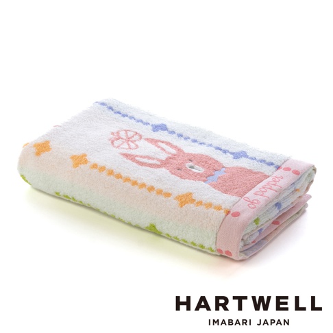 一條折疊整齊的 Hartwell 今治森林動物刺繡浴巾，以白色為底，邊緣飾有柔和色彩的點狀與星形花紋。浴巾中央印有可愛的粉色兔子圖案與花朵，材質觸感柔軟，底部印有品牌名稱與日本今治產地標示。