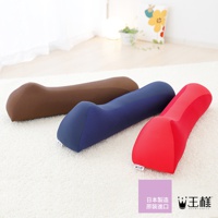 三款王樣舒背拉伸枕，分別為棕色、藍色和紅色，皆為柔軟布料製成，呈現人體工學的彎曲線條。