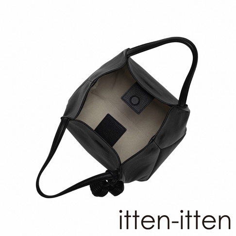 itten-itten 黑色荔枝紋皮革中型托特包，頂部有兩個短提把，底部有兩個點結裝飾，包內有一個小卡夾，包蓋上有一個圓形按扣。