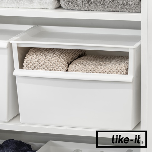 白色塑膠寬型整理收納盒，盒內裝有兩個米色紋理織物，盒蓋部分向上開啟。