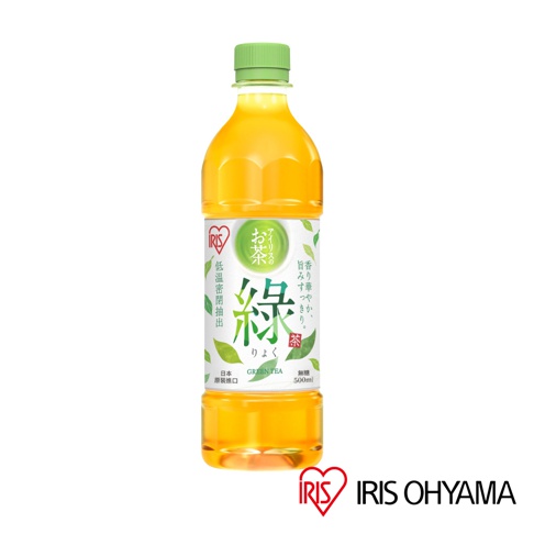 一瓶直立放置的IRIS OHYAMA綠茶，透明塑膠瓶身裝著琥珀色的茶飲，配有淡綠色瓶蓋。瓶身中央貼有白色標籤，上方印有品牌心型Logo與綠色圓形圖案，中間以醒目的綠色書法字體標示綠字，周圍點綴著幾片綠色茶葉圖案，下方標註500ml容量與日本原裝進口字樣。