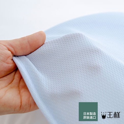 手持淺藍色網狀織物，展現其細緻的紋理和透氣性。織物表面有規則的菱形網孔，質感輕柔。