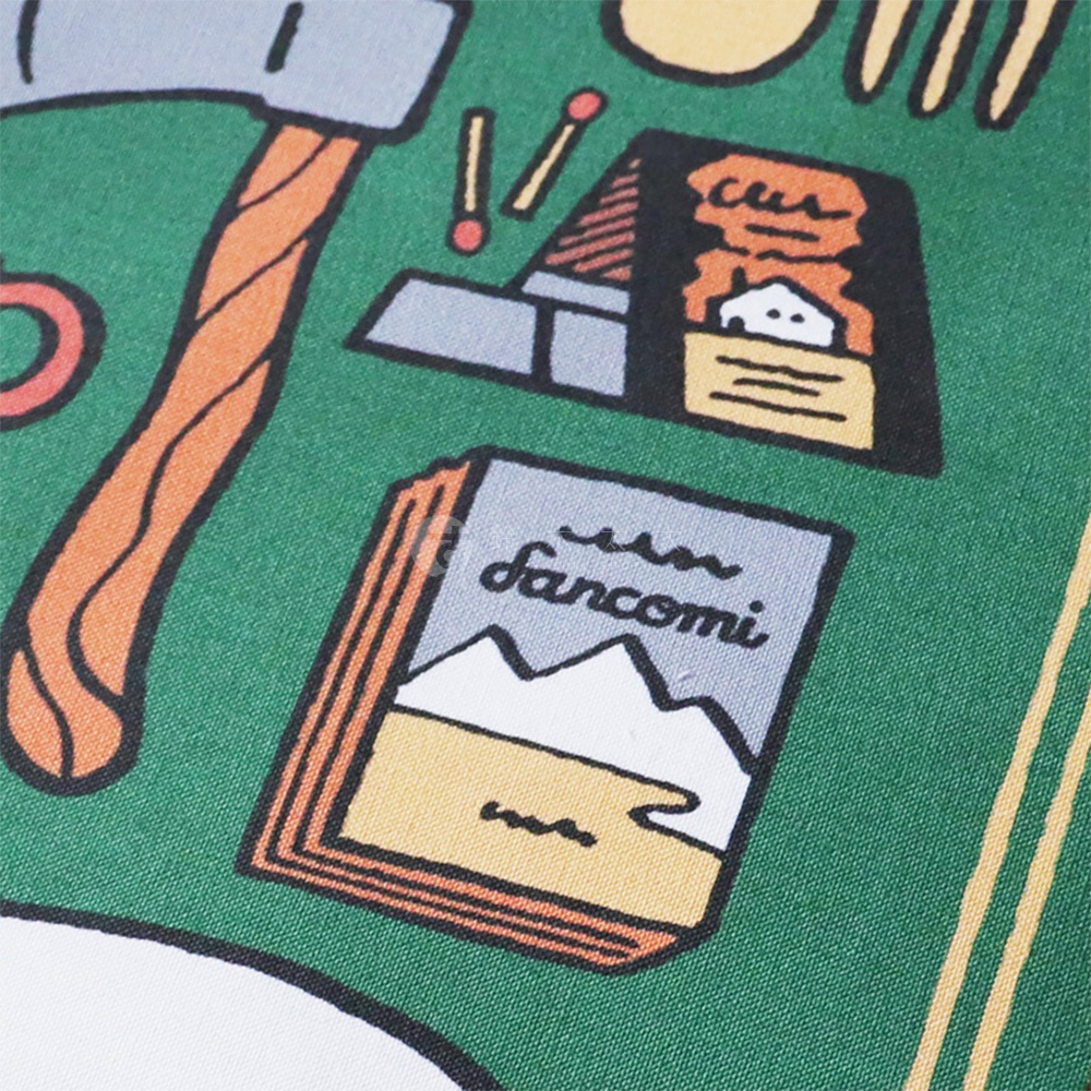 綠色帆布上印有卡通風格的圖案，包含斧頭、火柴盒、小書本等物品，色彩鮮豔，風格簡約。