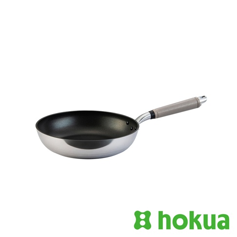 銀色不鏽鋼鍋體，黑色不沾塗層內膽，配備淺灰色木紋紋理的天然木質手柄，鍋具整體輕巧。