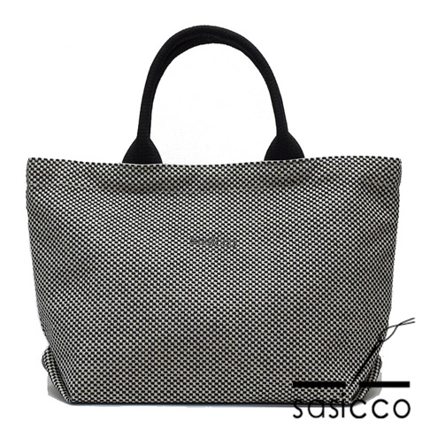 三河木綿刺子織經典托特包，以黑白格紋圖案呈現，配有黑色手提帶。