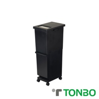 黑色雙層塑膠分類垃圾桶，上方設有投料口，下方為獨立空間，底部配有四個輪子，方便移動。