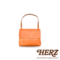 橘色皮革經典郵差包，翻蓋設計，可調整背帶，簡約實用，適合日常攜帶。