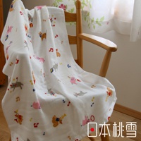 紗布浴巾，白色底布印有「小小馬戲團」圖案，包含粉紅、黃、藍、灰等色彩的動物（如大象、兔子、老鼠）吹奏樂器、跳躍等造型，以及音符、紅黃色圓點裝飾。