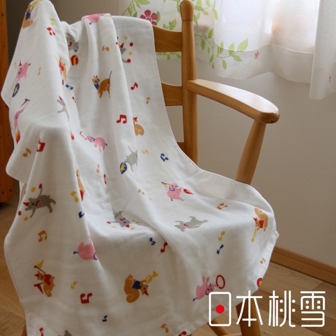 紗布浴巾，白色底布印有「小小馬戲團」圖案，包含粉紅、黃、藍、灰等色彩的動物（如大象、兔子、老鼠）吹奏樂器、跳躍等造型，以及音符、紅黃色圓點裝飾。