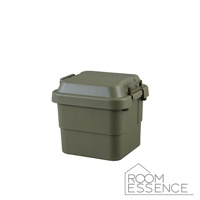 橄欖綠高強度方形收納箱，附有兩個金屬鎖扣和一個可翻轉的提把，由堅固的塑料製成，適合戶外或居家收納。