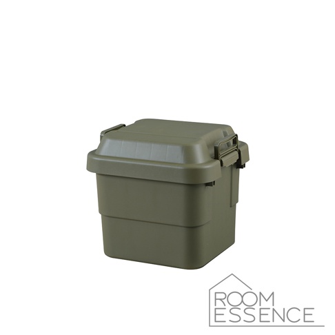 橄欖綠高強度方形收納箱，附有兩個金屬鎖扣和一個可翻轉的提把，由堅固的塑料製成，適合戶外或居家收納。