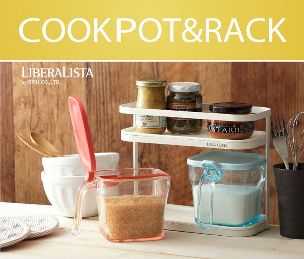 LIBERALISTA 品牌調味料罐收納架，包含多個儲存罐和湯匙，擺設在木紋背景上。