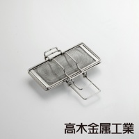 銀色金屬網狀烤箱用吐司夾，具有兩片網格，兩側有提把，適合用於烤箱烘烤吐司。