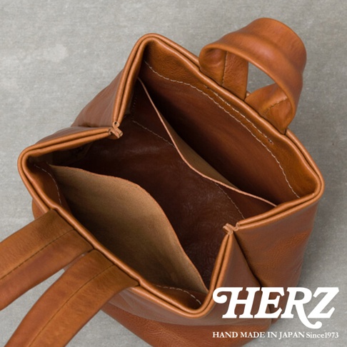 職人手作皮革Organ單柄手提包，採用棕色皮革製成，包身結構簡潔，內部設有隔層，單柄設計方便攜帶。