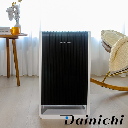 HYBRID混合式空氣清淨機-17坪，白色框架搭配黑色條紋面板，簡約現代設計，擺放在木地板上，背景為白色窗簾和搖椅。