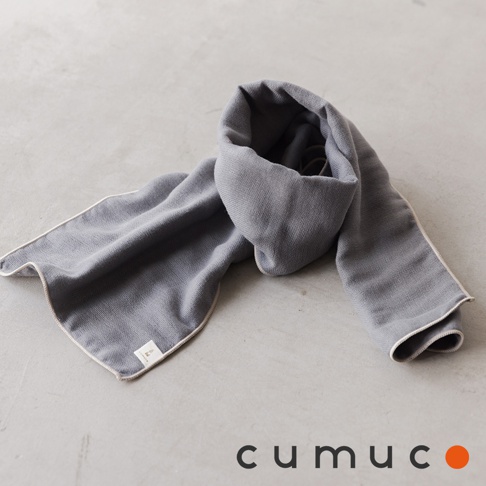CUMUCO 六層紗運動毛巾，灰色，長版設計，材質輕透，邊緣有細緻滾邊，呈現柔軟垂墜感。