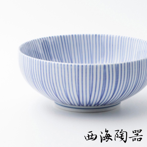 波佐見燒十草紋小碗，白色陶瓷碗身飾有細緻的藍色豎條紋，呈現經典日式風格。