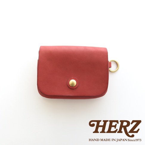 紅色職人手作皮革旅行用雙層錢包，採用鈕扣開合設計，側面有金屬環，材質為皮革。