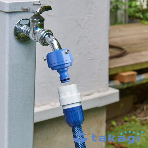 水龍頭接頭 S-G043FJ，為藍色和白色塑膠材質，一端連接至水龍頭，另一端為水管接頭，水管為藍色網格紋。