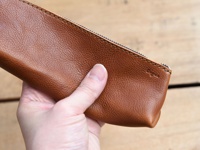 職人手作皮革Organ三角收納筆袋 (GS-28) S，淺棕色皮革，表面有自然紋理，附有拉鍊。