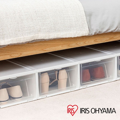 四個透明塑膠材質的收納鞋盒，置於床下，盒內分別收納著米色平底鞋、裸色高跟鞋與棕色樂福鞋。