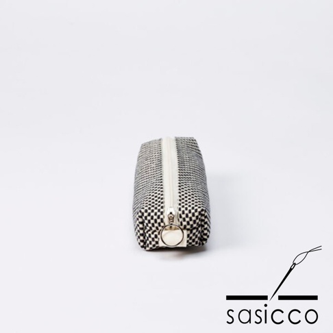 三河木綿刺子織筆袋，經典黑白格紋，配有米白色拉鍊及圓形拉頭。