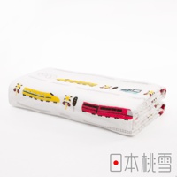 白色紗布浴巾，印有黃色、紅色與藍色火車圖案，以及鐵路和交通號誌。