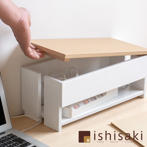 白色木質附蓋電線收納盒，內部裝有延長線和充電線，頂蓋為淺木紋色，由手輕輕提起。