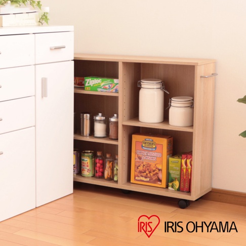 開放式收納推車，木紋色，寬60公分，具備多層置物架，擺放有罐頭、調味品、餅乾及餐具等物品，推車底部有輪子，方便移動。