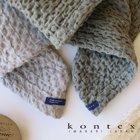 QULM 棉麻混紡吸水速乾包頭巾，共兩色，淺灰色與灰綠色。材質為棉麻混紡，織紋呈現蜂巢狀，觸感柔軟。兩款頭巾皆有印有「Made in Imabari Since 1934」的藍色標籤。