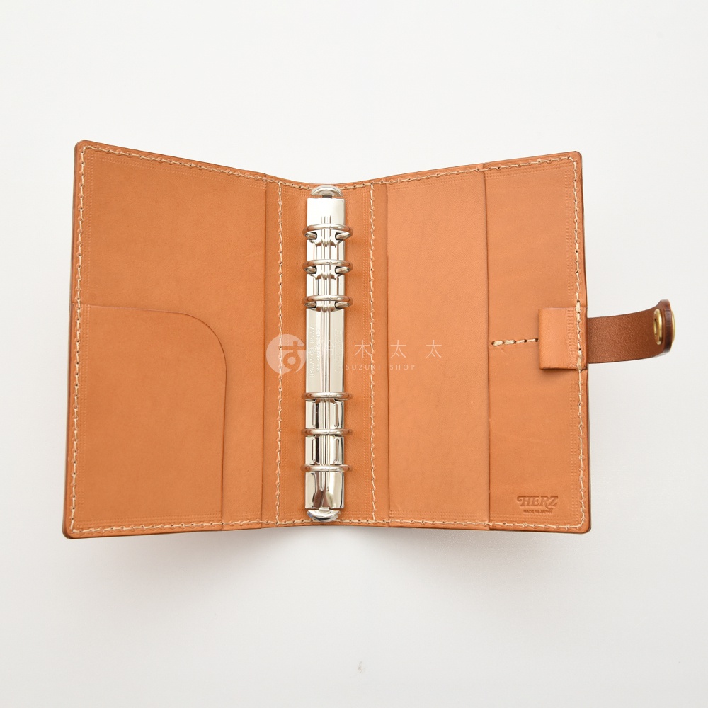職人手作皮革手帳/記事本書套 KB-7，淺棕色皮革，內含六孔金屬環，左側有 card slot，右側有磁扣束帶，邊緣縫線細緻。