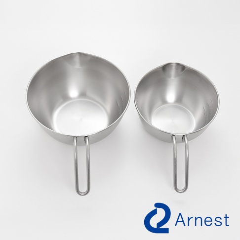 Arnest 品牌的不鏽鋼雙柄量杯，一個較大，一個較小，在白色背景上。