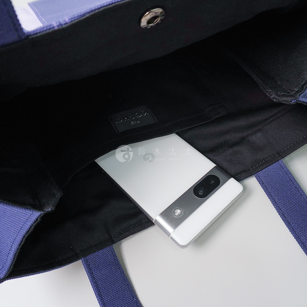 京都職人手作ougi棉帆布扇形托特包，展示內部，深藍色帆布材質，內有一手機，黑色內裡，內部有一個小口袋。