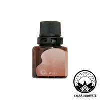 KYARA INNOVATE 品牌黑色瓶蓋的琥珀色精油小瓶，標籤上有粉紅色曲線圖案和 Wake 字樣，右側有品牌標誌