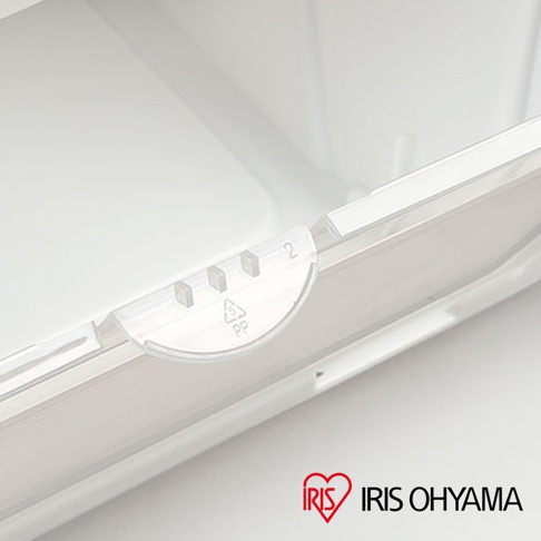 透明塑膠材質的鞋盒蓋，帶有半圓形卡槽，上面有三個凸起的方塊和「PP」回收標誌，以及數字「2」，整體為白色背景。