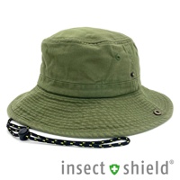 橄欖綠的戶外機能漁夫帽，採用透氣材質製成，帽簷有壓線設計，兩側有金屬透氣孔。帽緣配有黑色與黃色編織的束繩，可調節鬆緊，適合戶外活動。