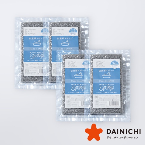四個獨立包裝的灰色網狀浴室清潔海綿，每包皆有藍色標籤，上面印有日文產品資訊及浴缸圖案。