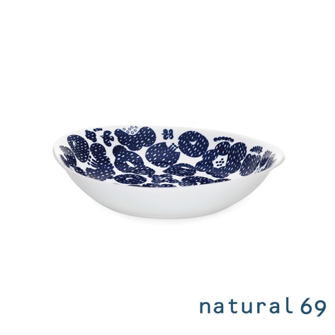 白色陶瓷咖哩主餐盤，內側飾有藍色花朵與圓點圖案。