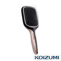 黑色與金色結合的離子養髮梳，梳頭有密集的黑色梳齒，手柄處有兩個按鈕和刻有RESET BRUSH字樣的金色飾條，底部有KOIZUMI品牌標誌