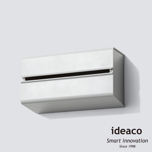 灰白色ABS材質的壁掛/桌上兩用擦手紙架，簡約設計，前方有一條黑色的出紙槽。