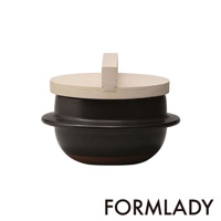 日製萬古燒一合炊飯鍋，黑色陶製鍋身，配有原木色木蓋及提把。