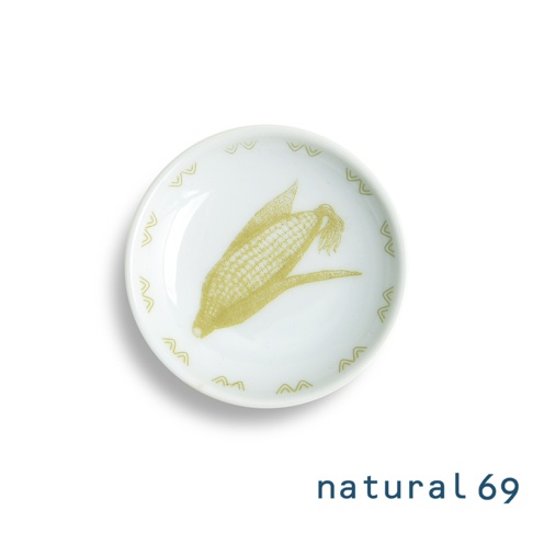 白色陶瓷迷你小菜碟，中央印有金黃色調的手繪玉米圖案，盤緣飾有金黃色幾何紋飾。