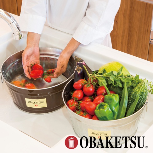 OBAKETSU 復古手提鐵桶，一個裝有新鮮番茄等蔬菜，另一個用於清洗番茄。