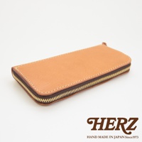 駝色皮革職人手作經典拉鍊長夾，採用天然皮革材質，搭配黃銅色拉鍊，車縫線清晰，展現精緻工藝。