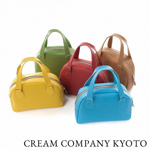 五款不同顏色（黃色、紅色、藍色、綠色、棕色）的京都職人手作半月迷你手提包，皆為皮革材質，圓潤包身，配有雙提把和拉鍊開口。
