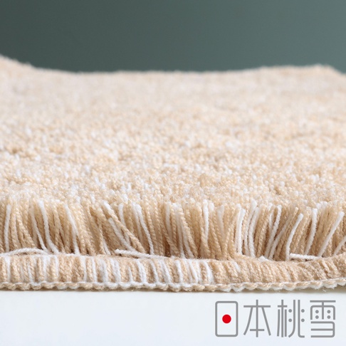 日本桃雪 SOWGEN SEK 抗菌防臭瞬吸乾爽浴墊的特寫，展現其柔軟的絨毛材質與編織邊緣