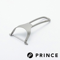 銀灰色金屬削皮器，具有彎曲的握把和刀片，刀片部分嵌在金屬支架中，整體設計簡潔。